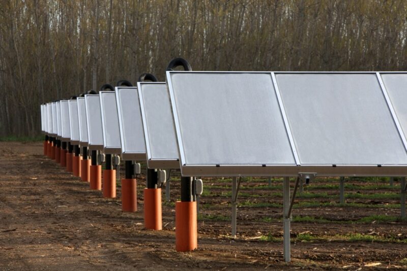 Zu sehen sind Sonnenkollektoren vom Solarheizwerk für für die Nahwärme St. Ruprecht.
