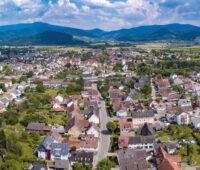 Luftbild der Gemeinde Denzlingen im Breisgau - im Hintergrund der Schwarzwald