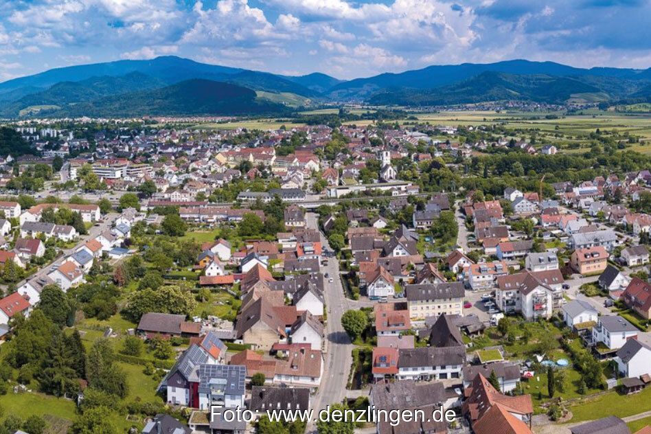 Luftbild der Gemeinde Denzlingen im Breisgau - im Hintergrund der Schwarzwald