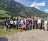Eine Gruppe Menschen vor einem Bergpanorama - Kickoff für Geothermie-Projekt Geoheat.