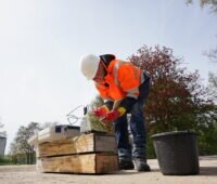 Ein Mensch beugt sich über eine Messvorrichtung - Fördertest der Hamburger Energiewerke für die Geothermie.