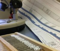 Gesteinsproben und Diagramm - Erforschung des Untergrundes für Tiefe Geothermie