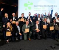 Die Verantwortlichen auf einer Bühne bei der Preisverleihung des German Renewables Awards 2025.