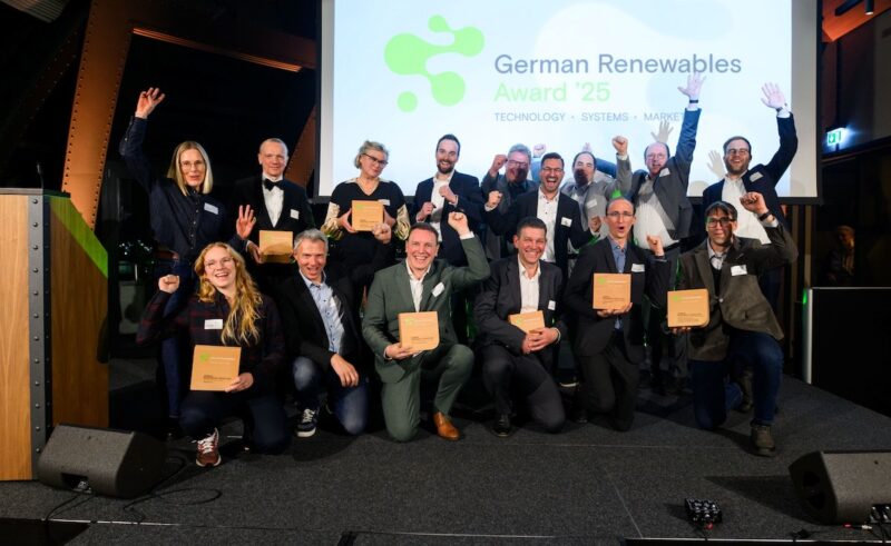Die Verantwortlichen auf einer Bühne bei der Preisverleihung des German Renewables Awards 2025.