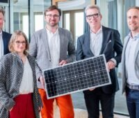 Im Bild Frank Lehmann, Katie de Albuquerque und Florian Herrmann vom Photovoltaik Anbieter Auxolar sowie Carsten Jung und Johannes Lahl von der Berliner Volksbank.