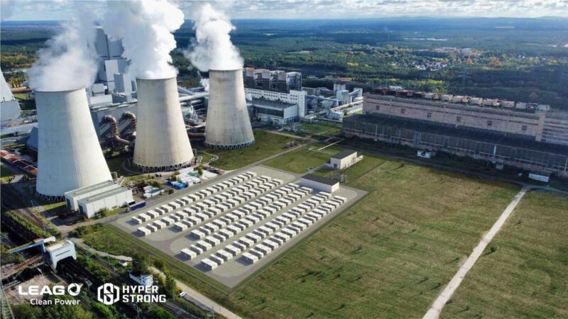 Bild zeigt eine GigaBattery Boxberg 400 3D-Visualisierung vor Kühltürmen auf der grünen Wiese aus der Vogelperspektive.