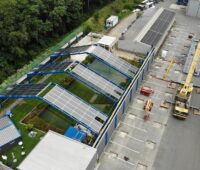 Löschwasserbecken-Überdachung mit semi-transparenten Doppelglas-Solarmodulen.