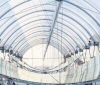 Ein Blick in die Gewächshaus ähnliche Struktur der enclosed trough“-Technologie für die solare Dampferzeugung von Glasspoint.