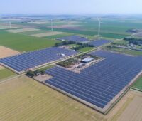 Zu sehen ist eine Luftaufnahme vom ersten Bauabschnitt vom Photovoltaik-Solarpark Lelystad.