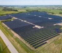 Freiflächensolaranlage im Flachland Kanadas.