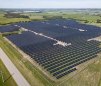 Luaftaufnahme einer PV-Freiflächenanlage in Kanada.