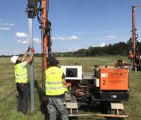 Im Bild die Rammarbeiten für das Photovoltaik-Großprojekt mit Batteriespeicher in Lärz/Rechlin.