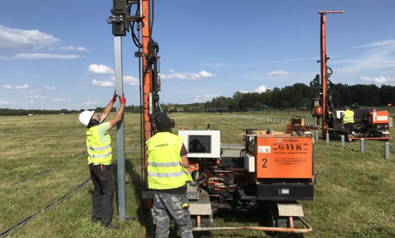 Im Bild die Rammarbeiten für das Photovoltaik-Großprojekt mit Batteriespeicher in Lärz/Rechlin.