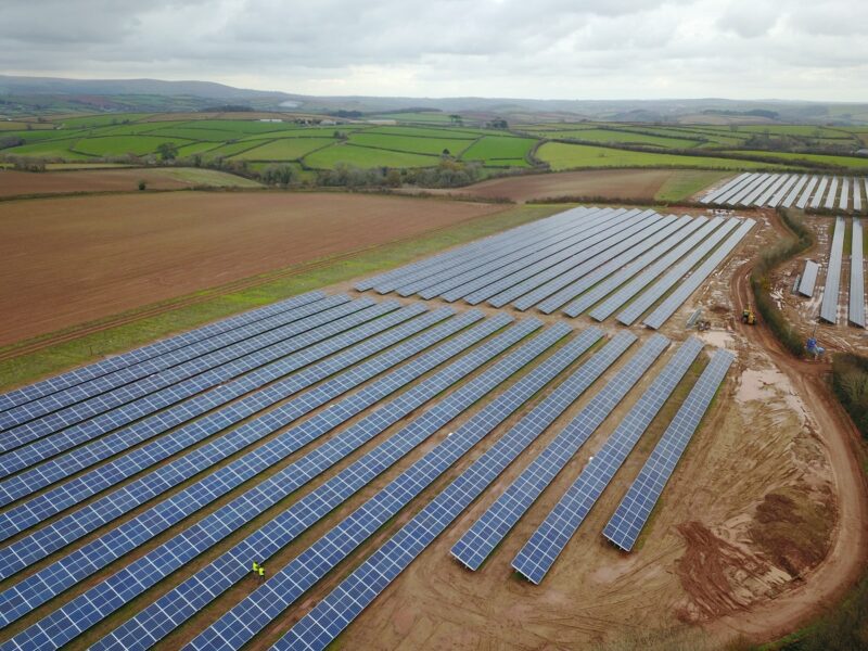 Zu sehen ist ein Solarpark ohne Förderung in UK. Solche Projekte konnten den Einbruch beim Photovoltaik-Zubau in UK zuletzt nicht stoppen.