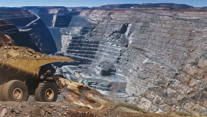 Goldmine in Australien - man sieht eine riesige Tagebau-Grube. Minen nutzen oft Photovoltaik.