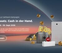 ESA PowerUp Cashback-Kampagne. ESA im Einsatz. Cash in der Hand. Vom 1.April bis zum 30. September. Jetzt teilnehmen. Zu sehen ist ein modularer Speichervon Goodwe und ein silbernes Portemonnaie mit goldenen Geldscheinen und herunterfallende goldene Taler.