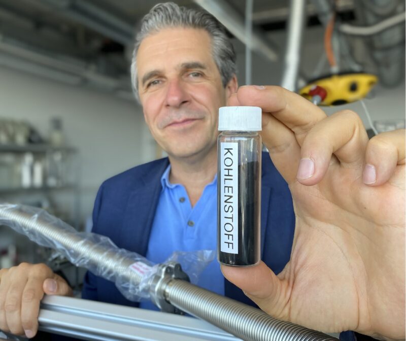 Zu sehen ist Graforce Graforce-Gründer und Geschäftsführer Dr. Jens Hanke, dessen Unternehmen das Methan-Plasmalyse-Verfahren entwickelt hat.