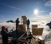 Zu sehen ist die Bauphase von der Solarthermie für das Bergsteiger-Biwak.