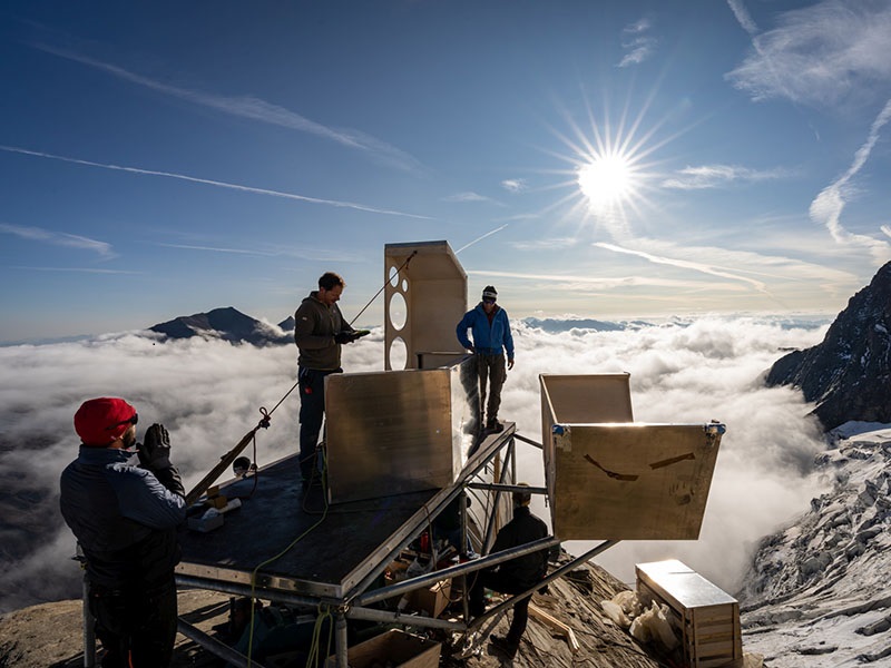 Zu sehen ist die Bauphase von der Solarthermie für das Bergsteiger-Biwak.