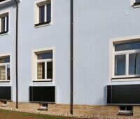Zu sehen sind die die Luftkollektoren an der Südseite, mit denen die Kellerentfeuchtung realisiert wird.