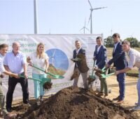 Offizielle schippen Erde beim Spatenstich für das Hybridkraftwerk Parndorf.