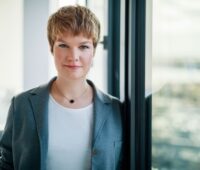 Im Bild Carolin Dähling, Bereichsleiterin Politik und Kommunikation bei Green Planet, die die neue Verordnung zur Solarpflicht in Hamburg kommentiert.