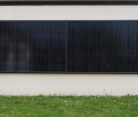 Im Bild zwei Photovoltaik-Module, die mit dem Fassaden-Montagesystem für Stecker-Solargeräte von Greenakku installiert wurden.