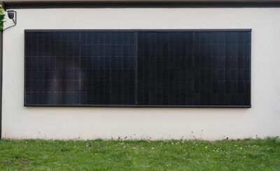 Im Bild zwei Photovoltaik-Module, die mit dem Fassaden-Montagesystem für Stecker-Solargeräte von Greenakku installiert wurden.