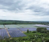 Luftbild eines PV-Parks mitr optisch unterschiedlichen PV-Modulen.