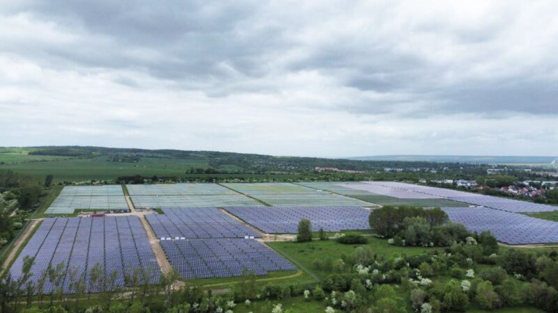 Luftbild eines PV-Parks mitr optisch unterschiedlichen PV-Modulen.