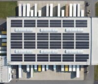 Photovoltaik-Energiesystem auf dem Hallendach von Boll Logistik, gebaut von Greenflash.