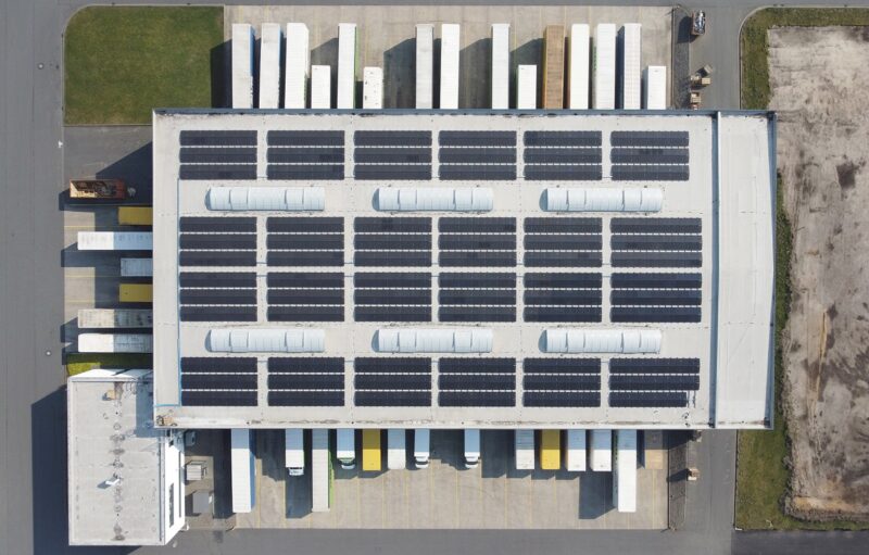 Photovoltaik-Energiesystem auf dem Hallendach von Boll Logistik, gebaut von Greenflash.