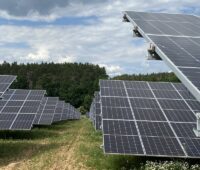 Im Bild eine Freiflächen-PV-Anlage von Greenovative, das Unternehmen baut ein Photovoltaik-Speicher-Kraftwerk in Waffenbrunn und eines in Hirschbach.
