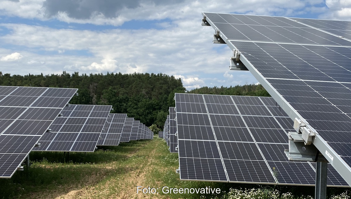 Im Bild eine Freiflächen-PV-Anlage von Greenovative, das Unternehmen baut ein Photovoltaik-Speicher-Kraftwerk in Waffenbrunn und eines in Hirschbach.