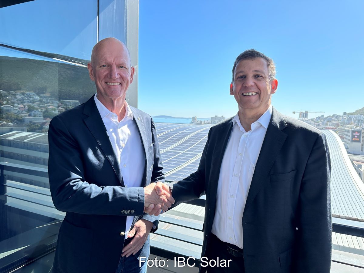 Zwei Männer mit handschlag vor der Kulisse Kapstadts.