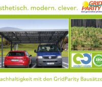 Solarcarport mit zwei Autos, Kiefernplantage, Logos cradletocradle und Certified Company Iso 14001/2015: Nachhaltigkeit mit den GridParity Bausätzen