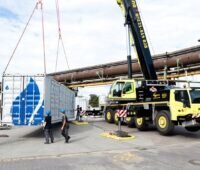 Zu sehen ist ein Container, der den Elektrolyseur für die Stahlproduktion von Sunfire enthält. Dieser soll Wasserstoff aus erneuerbaren Energien erzeugen.