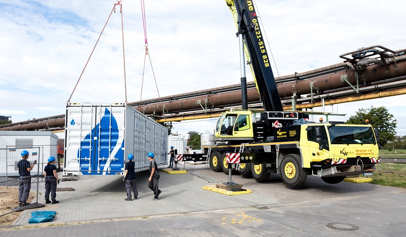 Zu sehen ist ein Container, der den Elektrolyseur für die Stahlproduktion von Sunfire enthält. Dieser soll Wasserstoff aus erneuerbaren Energien erzeugen.