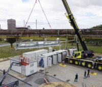 Zu sehen ist die Installation des Hochtemperatur-Elektrolyseurs, der im Projekt GrInHy2.0 bei der Salzgitter AG installiert wurde.