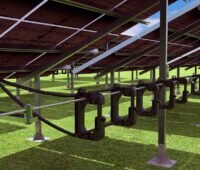 Im Bild eine Grafik mit dem Kabelmanagementsystem von Gripple, das man nun um einen Minikabelträger für 6-mm Solarkabel erweitert hat.
