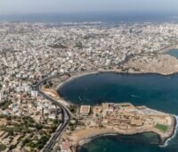 Zu sehen ist eine Luftaufnahme von Dakar. In der Hauptstadt vom Senegal hat Grips Energy seine Niederlassung für Westafrika eröffnet.