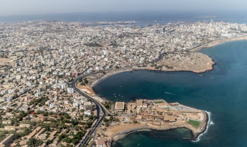 Zu sehen ist eine Luftaufnahme von Dakar. In der Hauptstadt vom Senegal hat Grips Energy seine Niederlassung für Westafrika eröffnet.