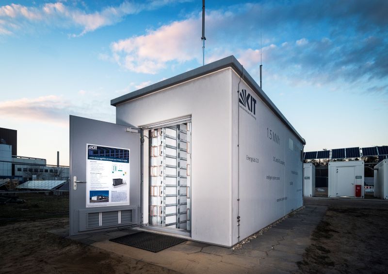 Ein Speicherhaus mit offener Tür vor blauem Himmel und Wölkchen.