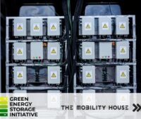Im Bild eine Grafik mit dem Blick in einen Container mit Batteriezellen, The Mobility House und GESI wollen Großspeicher bauen.
