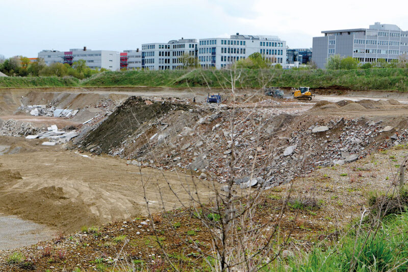 Diese ehemalige Kiesgrube auf Planegger Gebiet nahe Gräfelfing, die an einer Seite mit Bauschutt verfüllt wird