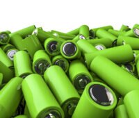 Haufen grüner Batterien vom Typ AA