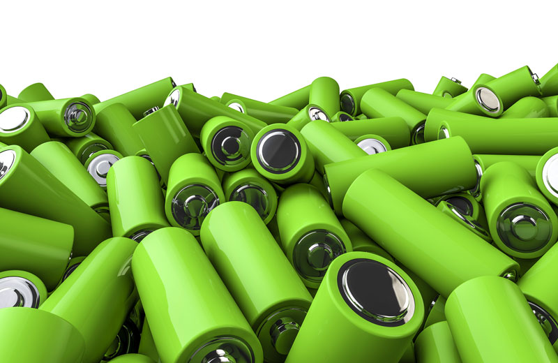 Haufen grüner Batterien vom Typ AA