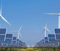 Zu sehen sind Windenergieanlagen und Photovoltaik-Module als Symbol für das Grüner-Strom-Label.