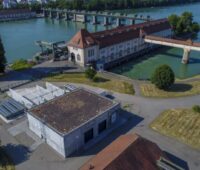 Ein Wasserkraftwerk überbrückt den Rhein bei Grenzach-Wylen an der Grenze zur Schweiz.