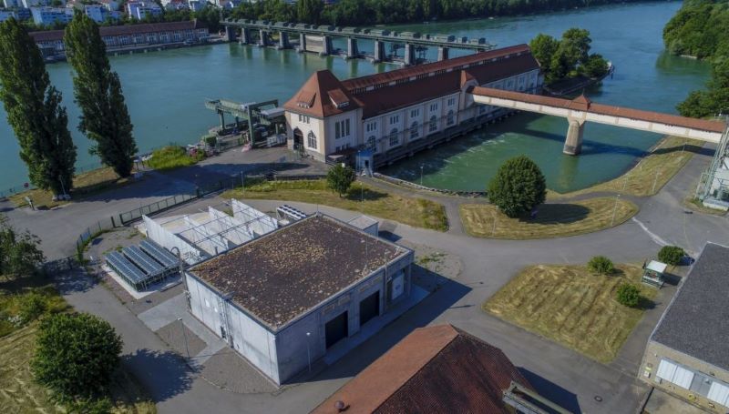 Ein Wasserkraftwerk überbrückt den Rhein bei Grenzach-Wylen an der Grenze zur Schweiz.